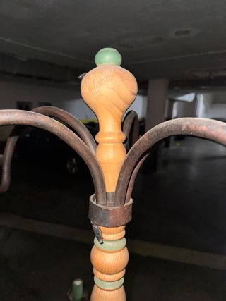 Lampada da terra vintage in ferro battuto e legno