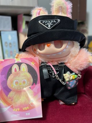 Labubu vestito con cappello e borsa