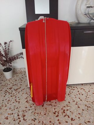 Trineo rojo para nieve