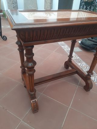 Mesa antigua de madera y mármol