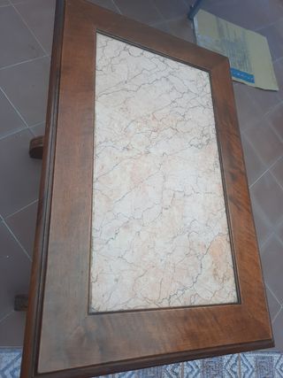 Mesa antigua de madera y mármol