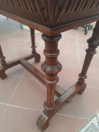 Mesa antigua de madera y mármol
