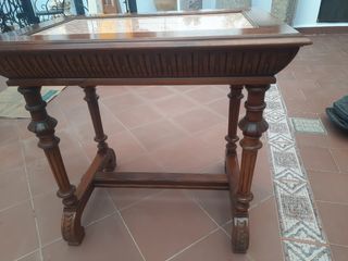 Mesa antigua de madera y mármol
