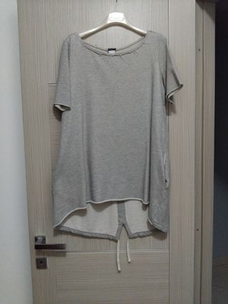 Maglia lunga grigia
Sul davanti effetto brillantin