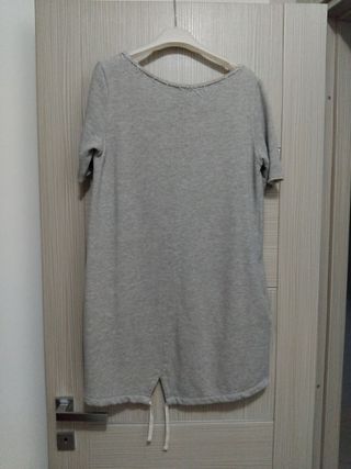 Maglia lunga grigia
Sul davanti effetto brillantin