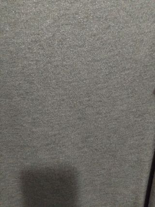 Maglia lunga grigia
Sul davanti effetto brillantin