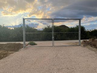 Valla metálica simple torsión y puerta