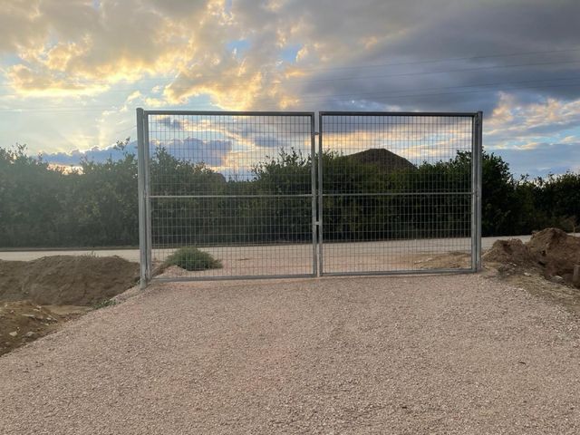 Valla metálica simple torsión y puerta