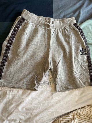 Pantalón corto Adidas gris