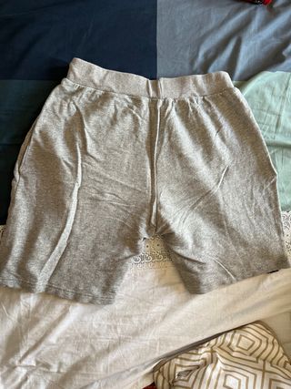 Pantalón corto Adidas gris