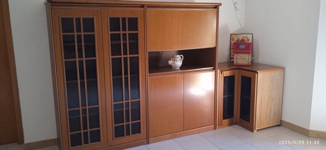 Vetrina mobile in legno e vetro