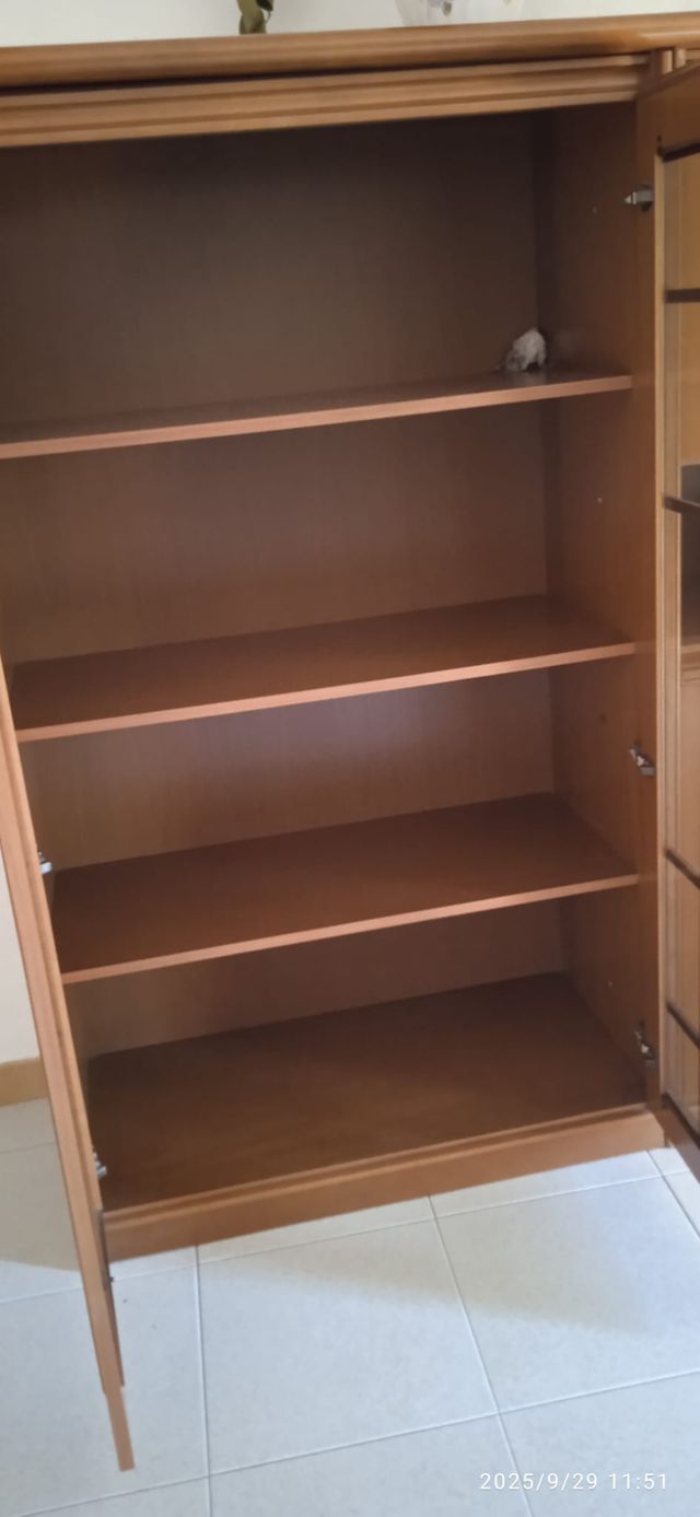 Vetrina mobile in legno e vetro