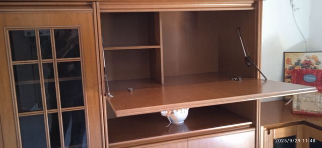 Vetrina mobile in legno e vetro