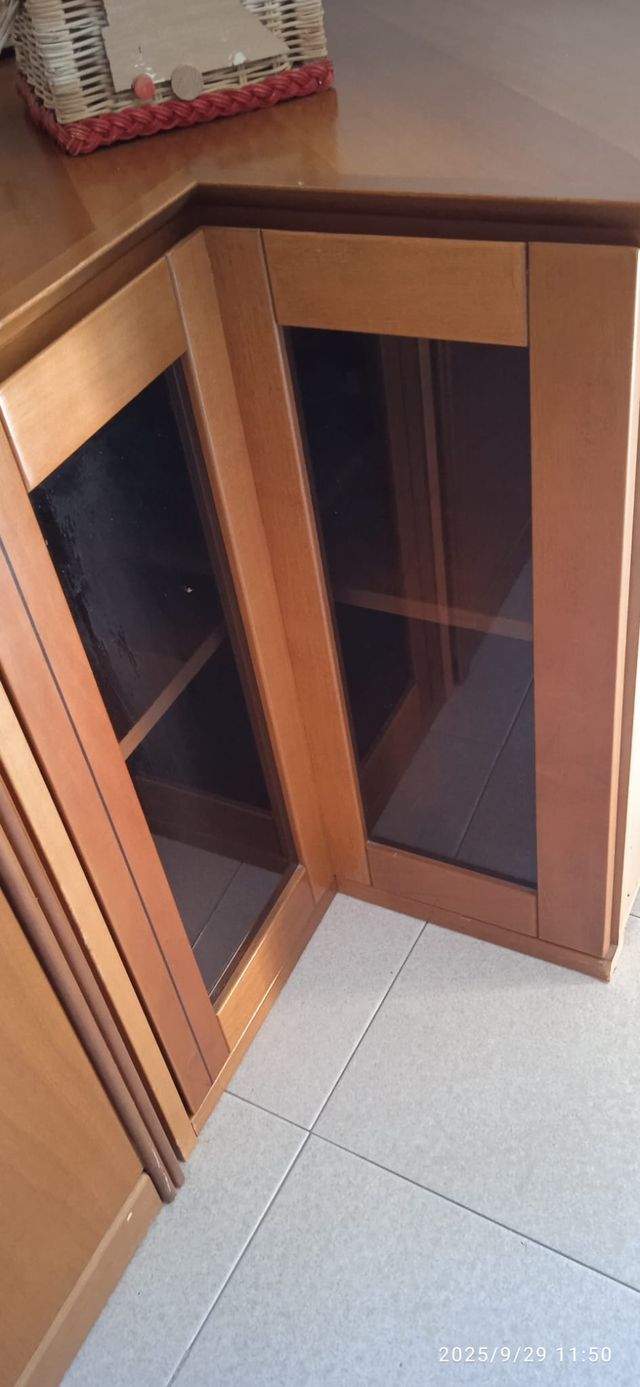 Vetrina mobile in legno e vetro