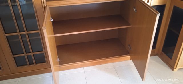 Vetrina mobile in legno e vetro