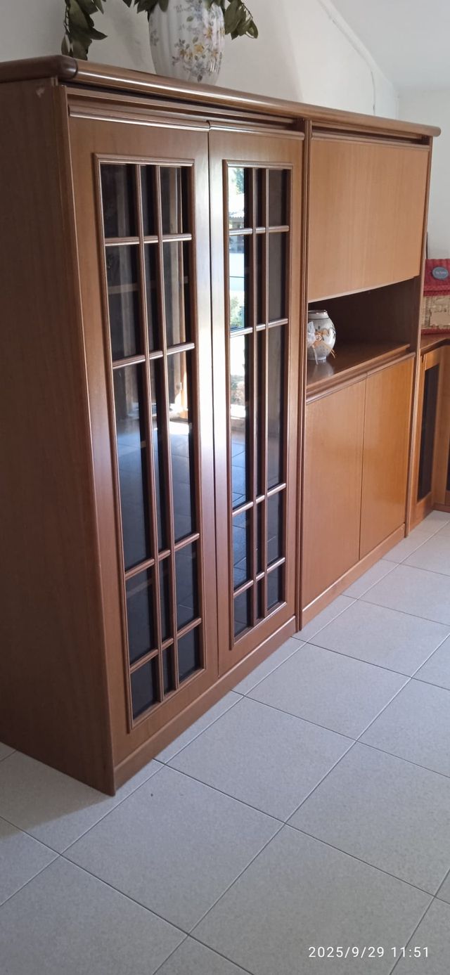 Vetrina mobile in legno e vetro