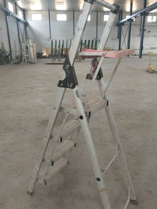 Escalera plegable de aluminio