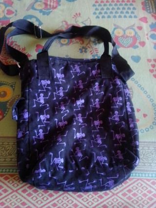 Bolso negro y morado con calaveras
