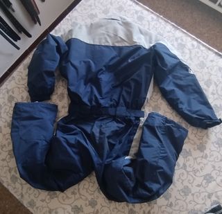 Mono de esquí azul y gris 
Regalo guantes