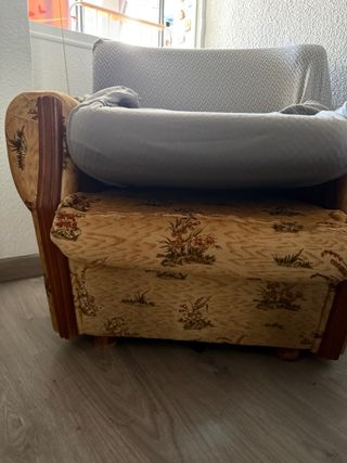 Sillón de tela beige con doble almohada