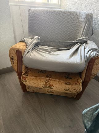 Sillón de tela beige con doble almohada