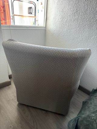 Sillón de tela beige con doble almohada