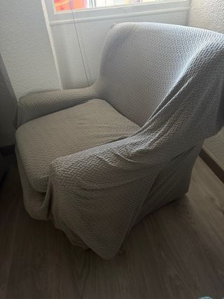 Sillón de tela beige con doble almohada