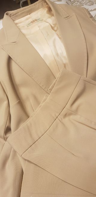 Traje pantalón Tintoreto camel.