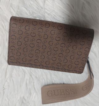 Monedero Guess Marrón con Correa