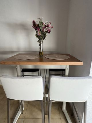 Mesa alta madera + 2 taburetes nuevos