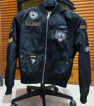 Chaqueta bomber negra con parches