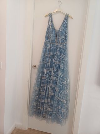 Vestido de fiesta azul con detalles plateados