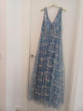 Vestido de fiesta azul con detalles plateados