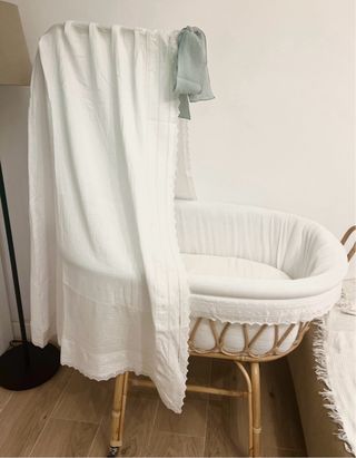 Moisés de bambú ovalado con dosel