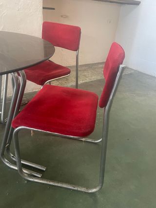 Tavolo e sedie vintage in velluto rosso