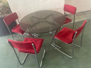 Tavolo e sedie vintage in velluto rosso
