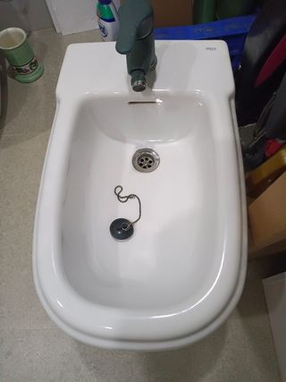 Bidé Roca Blanco con Grifo Verde