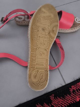 Sandalias Superdry.
