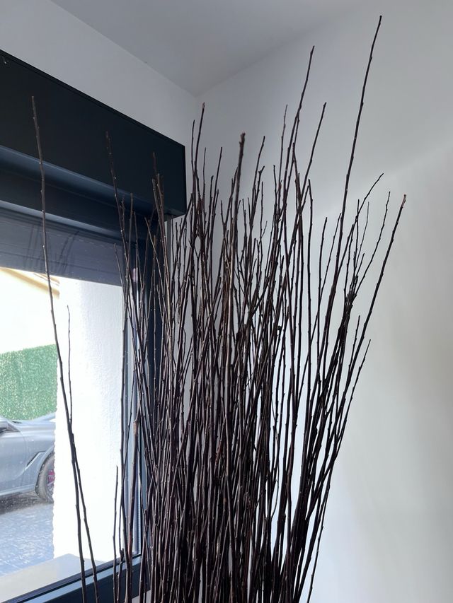 Jarrón alto con maderas decorativas