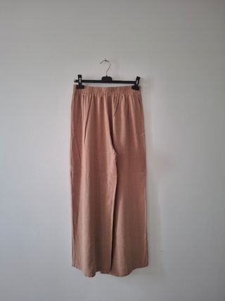 Pantalón fluido lino beige.
