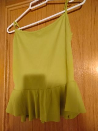 Blusa verde con cordones y volantes