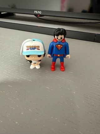 Figuras Playmobil Superman y Funko Pop