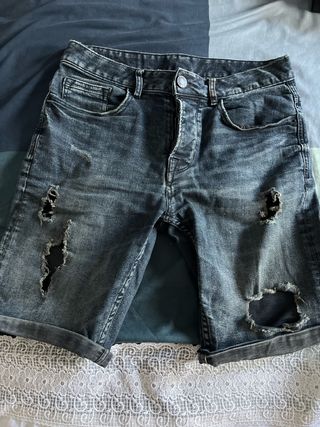 Pantalones cortos vaqueros negros desgastados