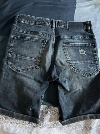Pantalones cortos vaqueros negros desgastados