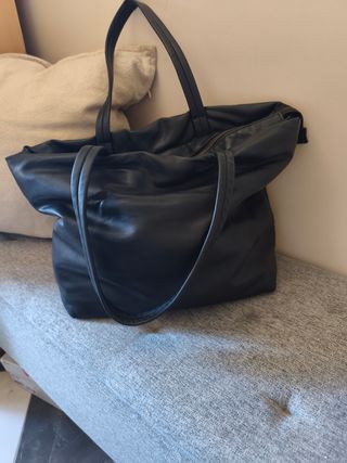 Bolso grande efecto piel Stradivarius negro