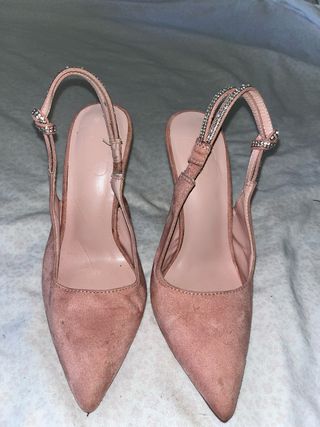 Zapatos de tacón rosa con pedrería