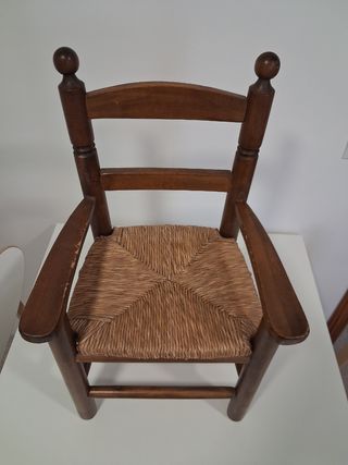 Silla infantil de madera y enea
