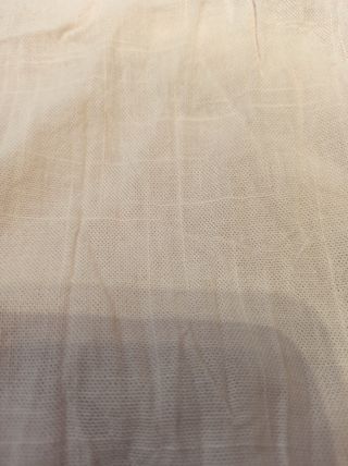 Cortina de tela rosa para ventana
