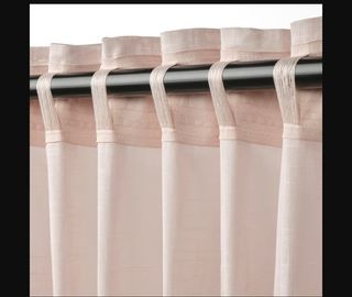 Cortina de tela rosa para ventana