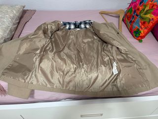 Abrigo beige con capucha y botones de madera